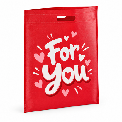 Червена подаръчна чанта с „For You“ – примерна идея за специален повод.